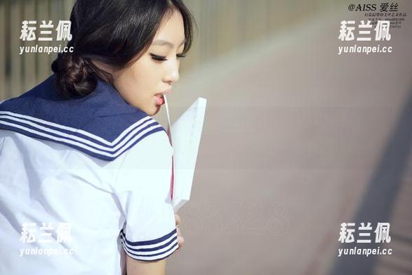 爱丝最新沙滩女神合集，我一边看照片一边思考：所以下次是去海边还是山上？