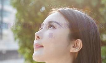MiiTao蜜桃社 – 最新小魔女lily泳池放图，不知该欣赏水还是美。