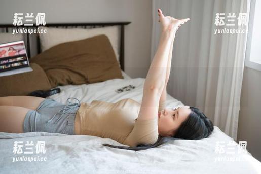 Pia(피아)的黑色cos，这种慵懒的姿态，真让人忍不住想多看几眼。