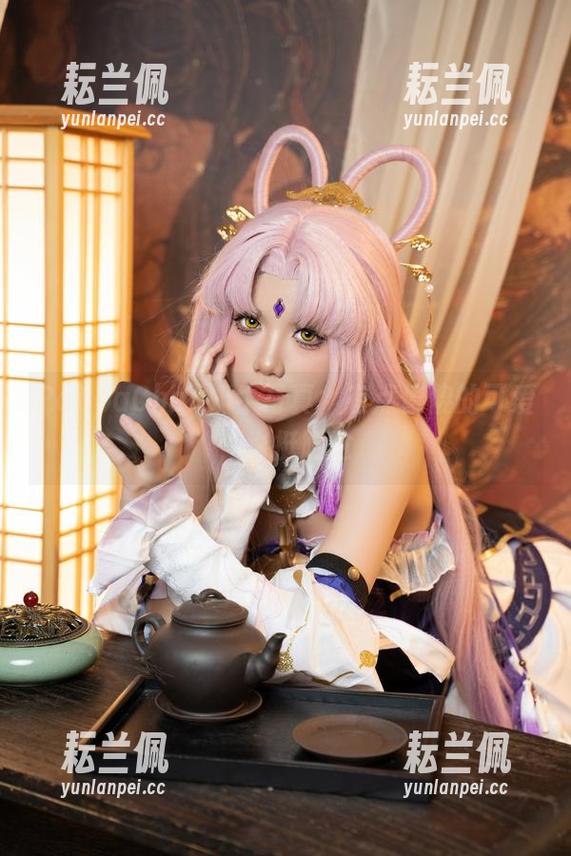 PoppaChan奶牛写真，有点傻傻的可爱，也挺尴尬