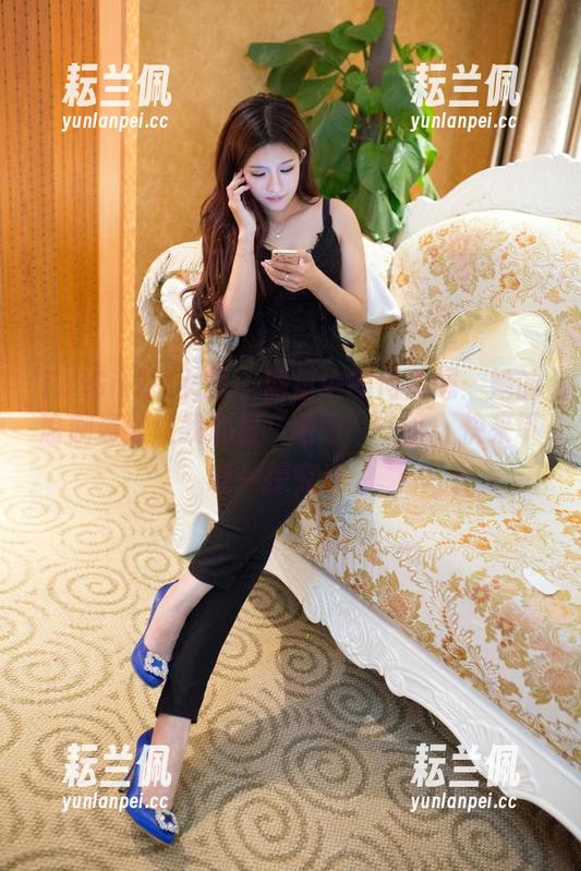 TuiGirl推女郎 - 网盘中的何奕恋：她的瑜伽姿势让我心里“咯噔”一下，快来下载一探究竟。
