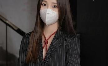 Xiuren秀人网 – 外面的大树让人感慨，杨晨晨居然有这种室外松柏主题写真，真的让人想多想几下。