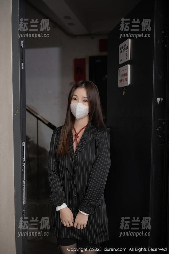 Xiuren秀人网 - 外面的大树让人感慨，杨晨晨居然有这种室外松柏主题写真，真的让人想多想几下。