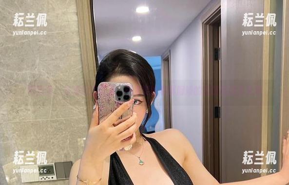 微密圈 - 在锅边比风景：不爱笑的赛琳厨娘的呆萌精选写真集