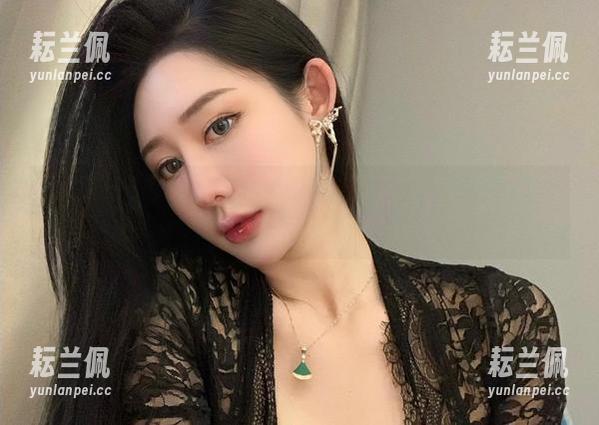 微密圈 - 不爱笑的赛琳的御姐天花板不是梦，点开这个免费图包你就懂！