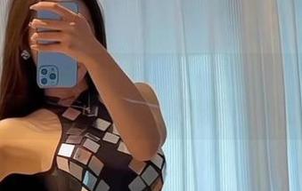 微密圈 – 萌萌的不爱笑的赛琳女友原图，恨不得连壁纸都计算成成本预算来买！