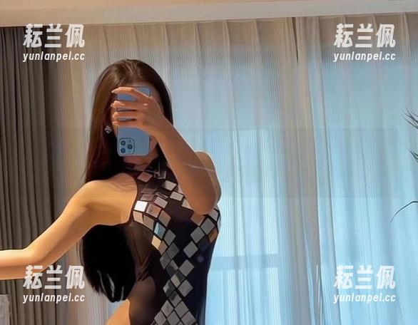 微密圈 - 萌萌的不爱笑的赛琳女友原图，恨不得连壁纸都计算成成本预算来买！
