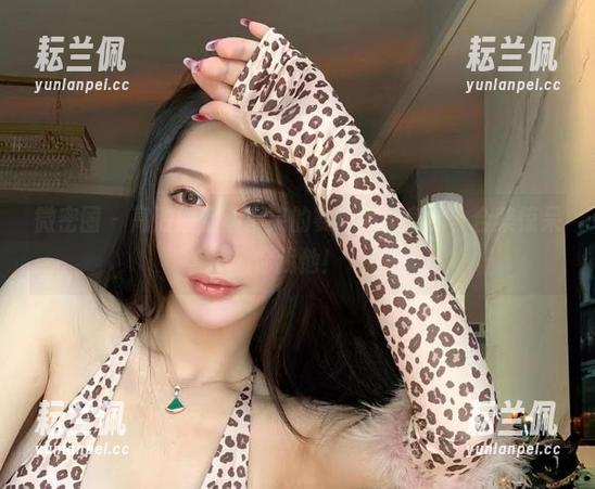 微密圈 - 高清捕捉不爱笑的赛琳完美身材，合集惊呆你我他！