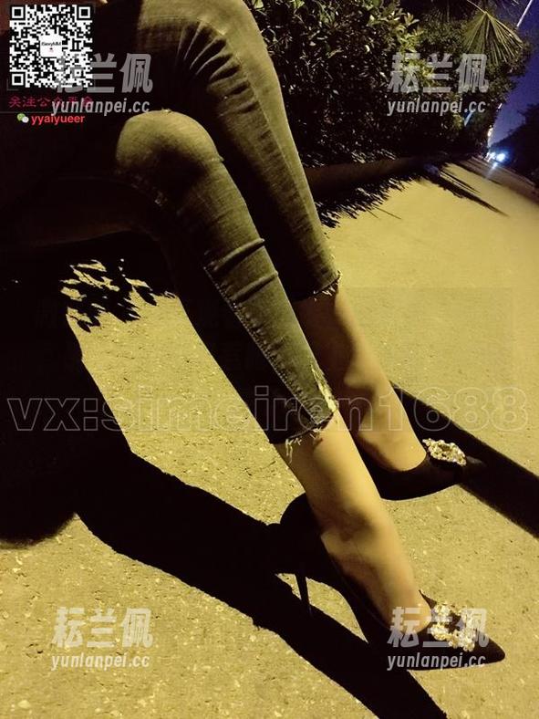微密圈 - 反复观看原图被“丝月神”吸引，那个高跟鞋真惹眼，配上肉丝就是加分情节。