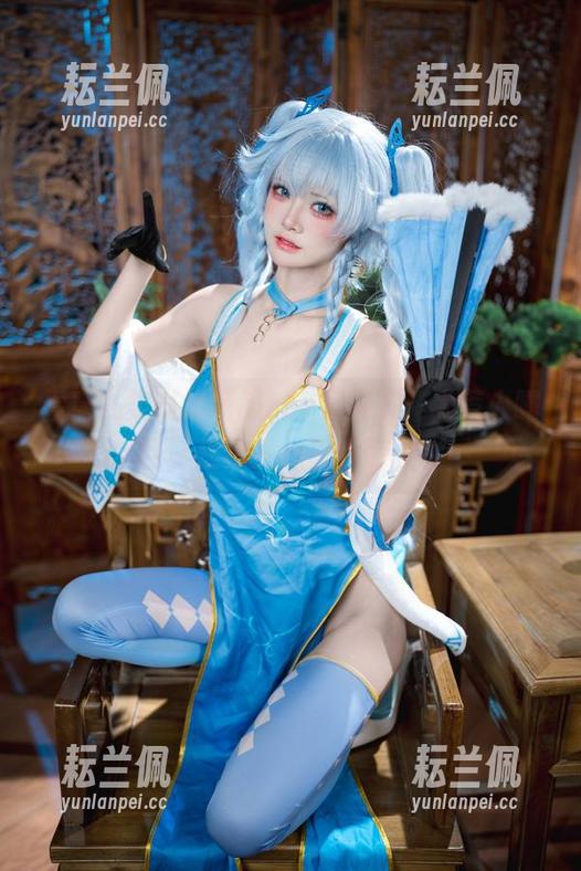 九柒喵 看!九柒喵的制服cos更新了,太惹人瞩目,是不是心里发慌呀?