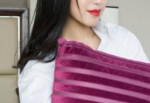 克拉女神 – 小芹的撩人油亮合集：在线光照大行动！