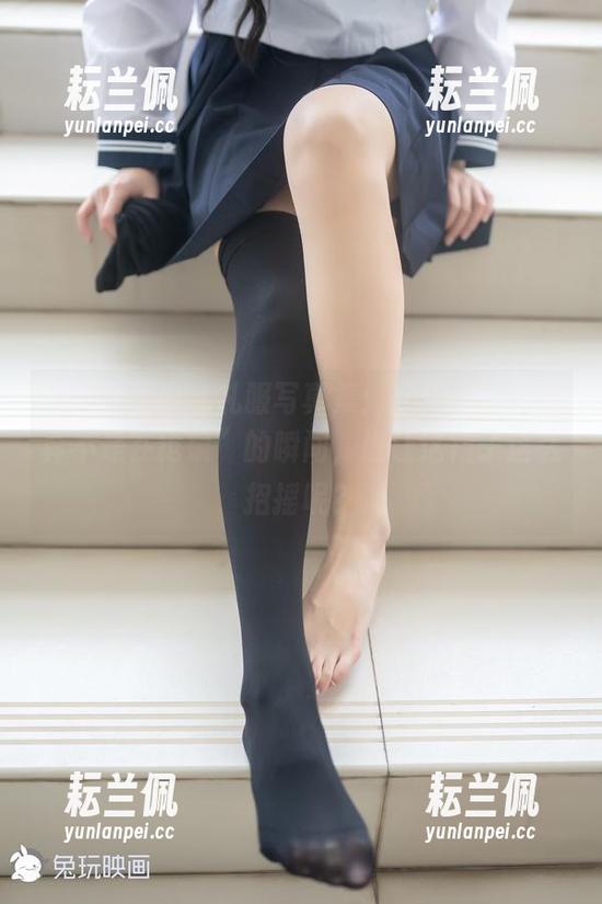 兔玩映画黑色礼服写真集：分享那些“我真不是在抢镜”的瞬间，谁让这裙子这么招摇呢？