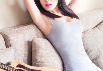头条女神 – 火儿的美脚：看她如何不费力气就能在每一步都赢得目光，照片来啦，慢慢分享给你们！