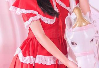 头条女神 – 在王竹的办公室里，点击原图前，我也想知道，文件夹里藏着什么“料”