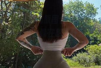 微密圈 – 宋昱欣的原图合集，那个女孩的目光真让人琢磨，像在想些什么，又像什么都没想。