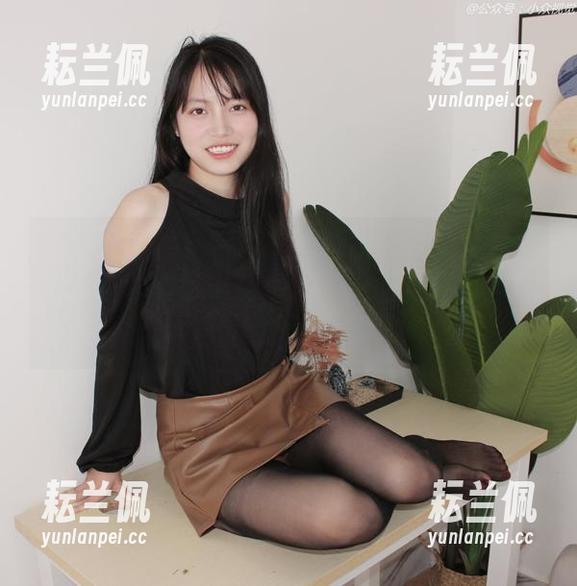 小众视觉 - 小薯条把比基尼穿得如此轻松，我就收集了十张想问问她的穿搭小技巧！