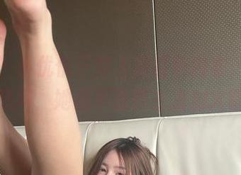 微密圈 – 小优优子穿上那红色内衣，原图让我想问，她是不是要去发射火箭？