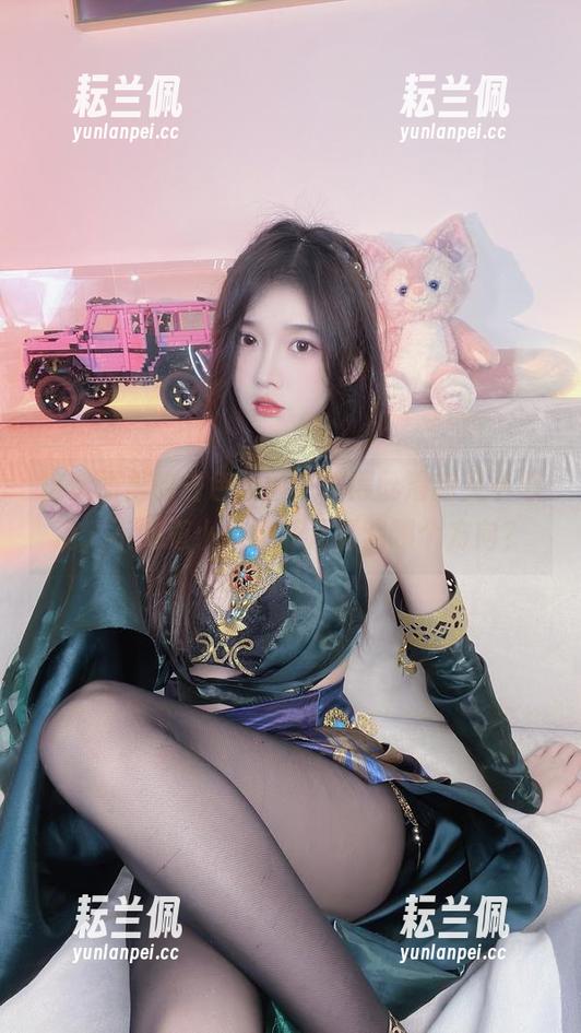 这套图里的白色蕾丝，整得既清新又小恶魔，不知道小小奶瓶儿喜欢哪个方向？