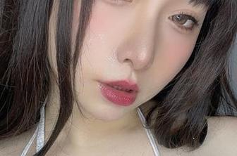 原图里的小泉学姐吖美腿，完全不输给电影里的角色！