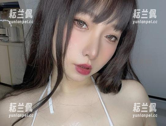 原图里的小泉学姐吖美腿，完全不输给电影里的角色！
