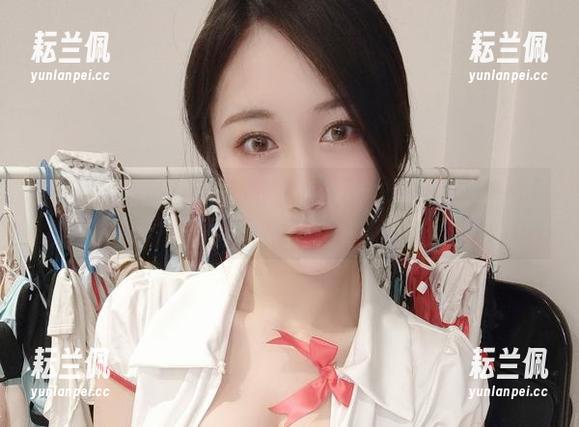 微密圈 - 小玉吃果冻与她的礼服，网盘里的奇遇，谁说上云也不能穿得漂亮？