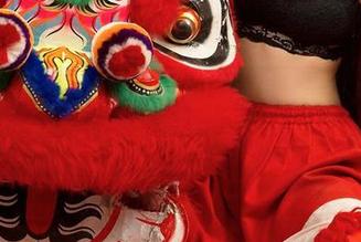 尤果网 – 图包里的美替短裙，总让人停留在窗前，目光不自觉就追过去。