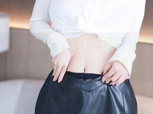 尤蜜荟 – 樱小白baby的吊带写真，像极了夏日午后那抹楠竹香