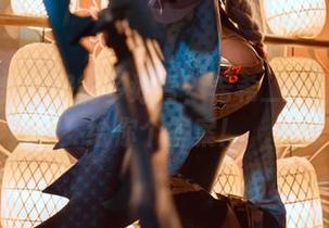 想不通穿制服能多好看？希希_啾最新美图给你个答案！