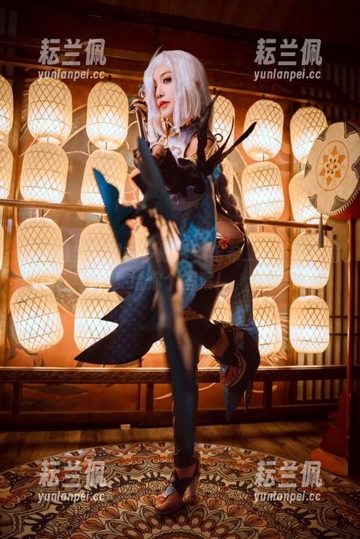 想不通穿制服能多好看？希希_啾最新美图给你个答案！