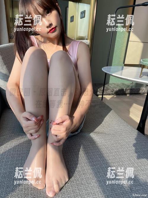 微密圈 - 原图直击，张思允的黑丝制服，在线等我…心神不宁的。