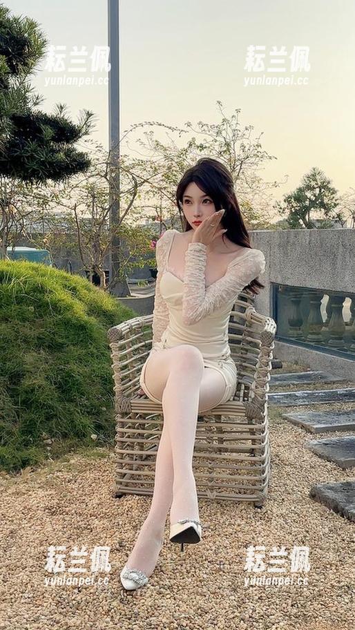 微密圈 - 徐莉芝Booty：我的女秘书，不知道谁在拍美图？