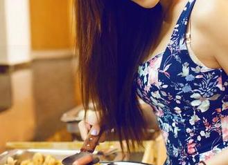 推女神 – 等一下，施忆佳的白裙原图里还藏着怎样的小心思？