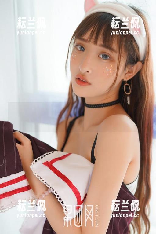 果团网的红霓裳写真，真心说，搭配颜色得挺大胆的呢