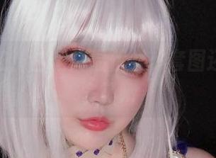 椒妮佐仁：白裙尽显优雅，套图还让人想多了…