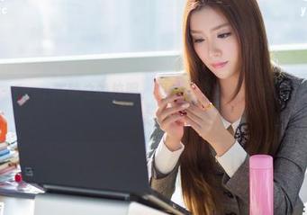 爱蜜社 – Evon陈赞之的校服，图片里没啥光，反而多了几分真实。