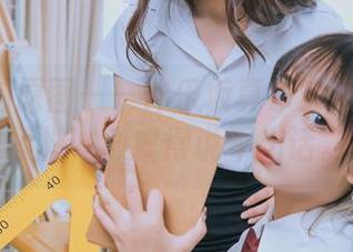 看！私拍原图——神乐坂真东穿JK制服的模样，心虚得说不出话。