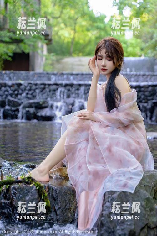 秀人网-团团子_una 秀人网 - 你说团团子_una的厨娘写真合集,真的适合构思做设计吗?也许我脑子里拼图不太搭…