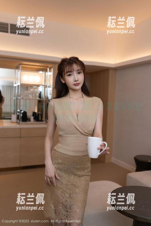 秀人网 - 来自私房的日常：小逗逗与裤里丝的柔和互动。