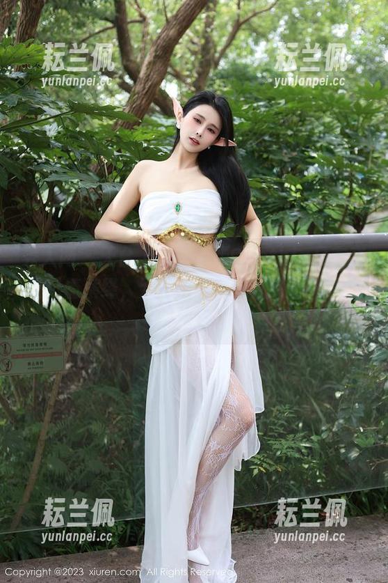 秀人网 - 天台上，杨紫嫣Cynthia又在高处尽情演绎，她的写真套图从来不循规蹈矩！