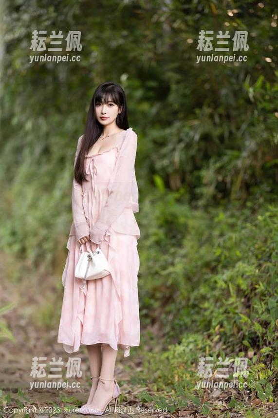秀人网 - 潘琳琳ber的又一篇更新：当制服遇上创意，作品画风突变！