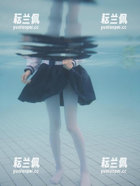 紧急企划 - 小婕水手服黑丝写真中的微妙氛围，让人落笔成诗，壁纸就算是配景也变成了不可忽视的焦点。
