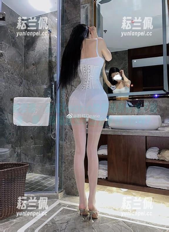 微密圈 - 脸红Dearie的精选黑色兔子图集：喂，你知道兔子怎么穿衣服的吗？