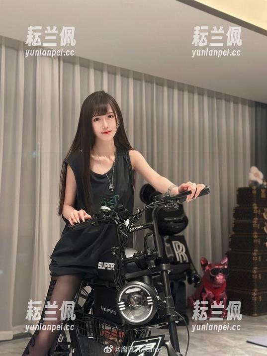 从没想过婚纱可以这么“玩”，腐团儿Ikaros的写真真的是给我开了眼！
