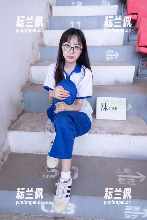 袜啵啵 - 小淳与她的高跟鞋：图片中的超级俏佳人！