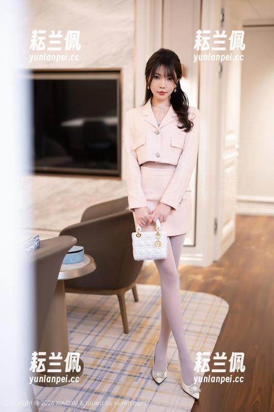 语画界-杨晨晨Yome 语画界 - 每次看到杨晨晨Yome黑白写真,心里都默默想:这背景是从哪本黑白书里抄来的?
