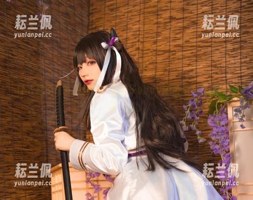 让人忍不住多看几眼，起起子vvvv的最新写真演绎短裙之美。