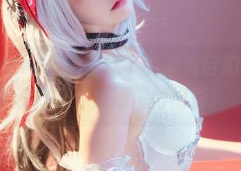 雪晴Astra：无圣光下的旗袍自拍，背景没打光，她却闪得出彩！