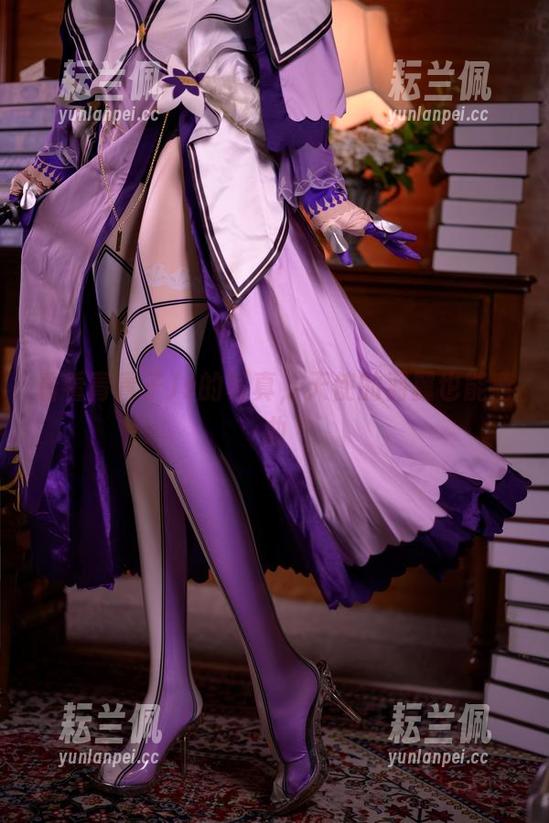 看看青青子Js的写真，天使的羽翼也能弯曲
