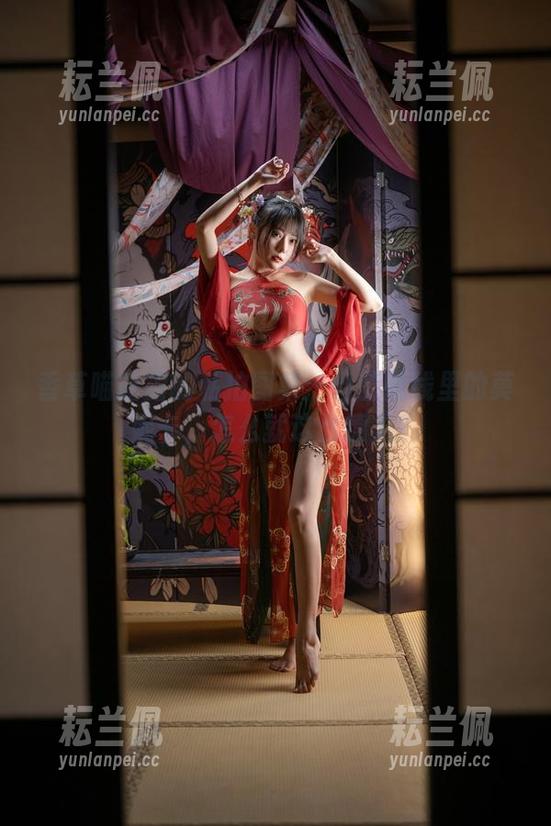 香草喵露露的私拍图集：碧蓝航线里的莫妮卡，怎么就这么撩人？