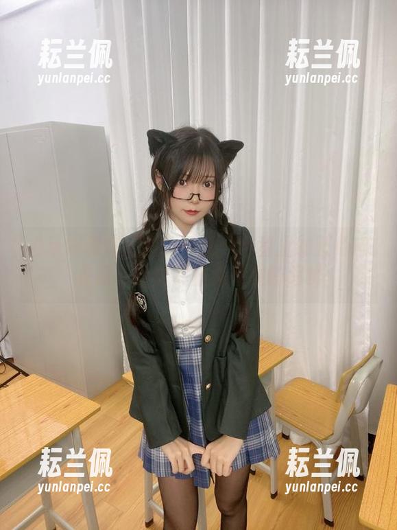 香草喵露露的职场修炼：网盘里的蓝色内衣裙，果然不是我想象的那样